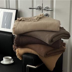 Wholesale Summer Sofa Home Decor Maillard Solid Color Light Custom Woven Muslin 100% Cotton Gauze Throw Blanket With Tassel