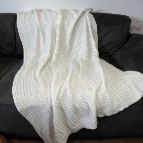 High Quality Comfortable Modern Warm Soft Sofa Home Decor Solid Color 100% Acrylic Cable Knit Knitted Throw Blankets